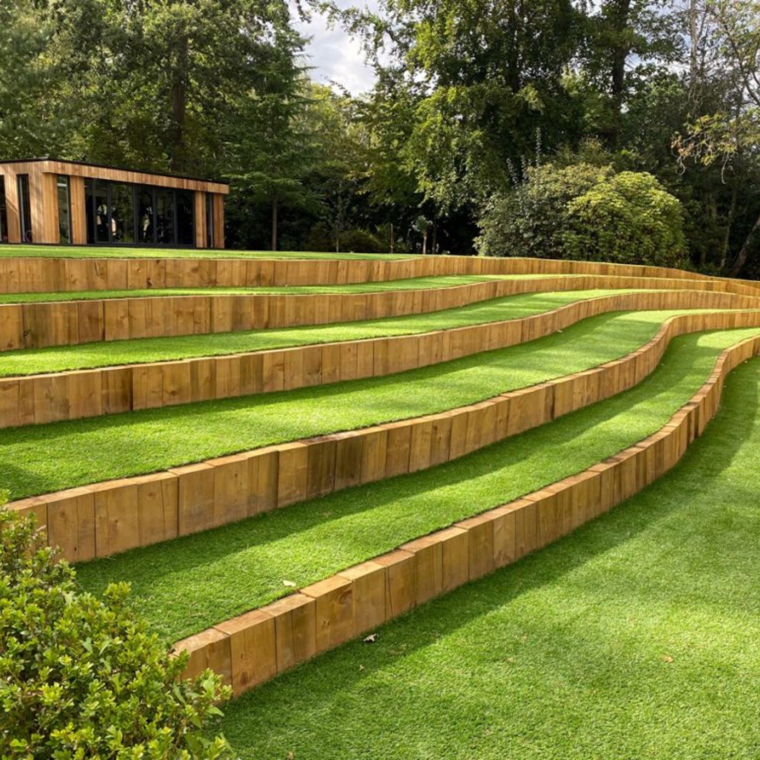 Sleeper Tape used in gardens – UV stable, easy-to-cut, permanent adhesive, self-sealing